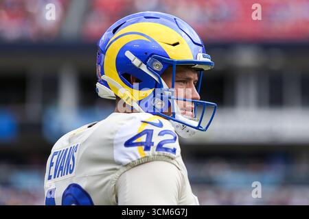 Nashville, USA. September 2025. Los Angeles Rams Punter Ethan Evans (42) wärmt sich vor dem Spiel gegen die Tennessee Titans am 14. September 2025 im Nissan Stadium in Nashville, Tennessee auf. (Foto: Kindell Buchanan/SIPA USA) Credit: SIPA USA/Alamy Live News Stockfoto