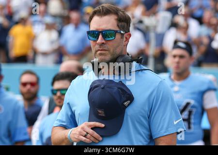 Nashville, USA. September 2025. Tennessee Titans Cheftrainer Brian Callahan vor dem Spiel gegen die Los Angeles Rams im Nissan Stadium in Nashville, Tennessee am 14. September 2025. (Foto: Kindell Buchanan/SIPA USA) Credit: SIPA USA/Alamy Live News Stockfoto