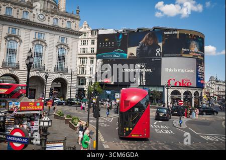 Piccadilly Circus vom Oberdeck eines Hop-on-Hop-off-Busses aus gesehen. Stadtzentrum von London, Großbritannien. Stockfoto