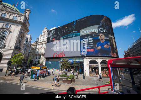Piccadilly Circus vom Oberdeck eines Hop-on-Hop-off-Busses aus gesehen. Stadtzentrum von London, Großbritannien. Stockfoto