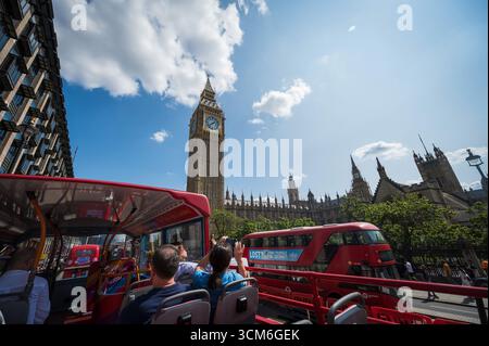 Big Ben und die Houses of Parliament, vom Oberdeck eines Hop-on-Hop-off-Reisebusses aus gesehen. Stadtzentrum von London, Großbritannien. Stockfoto