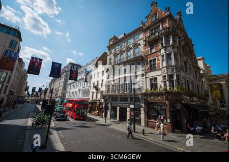 Das London West End, vom Oberdeck eines Hop-on-Hop-off-Busses aus gesehen. Stadtzentrum von London, Großbritannien. Stockfoto