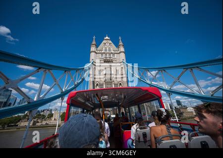 Tower Bridge und Tower of London, vom Oberdeck eines Hop-on-Hop-off-Busses aus gesehen. Stadtzentrum von London, Großbritannien. Stockfoto