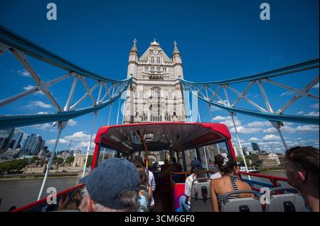 Tower Bridge und Tower of London, vom Oberdeck eines Hop-on-Hop-off-Busses aus gesehen. Stadtzentrum von London, Großbritannien. Stockfoto