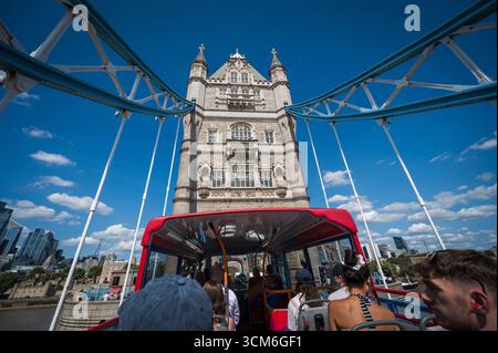 Tower Bridge und Tower of London, vom Oberdeck eines Hop-on-Hop-off-Busses aus gesehen. Stadtzentrum von London, Großbritannien. Stockfoto