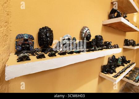 In einem Souvenirladen in der maya-Stadt yucatan mexico befindet sich ein obsidianisches maya-Kunsthandwerk Stockfoto