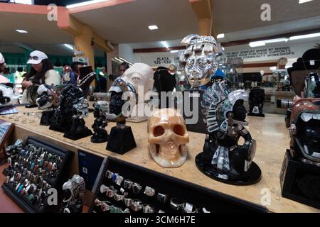 Aus nächster Nähe können Sie ein maya-Kunstwerk aus Obsidian und Jade in einem Souvenirladen der maya-Stadt in yucatan bewundern Stockfoto