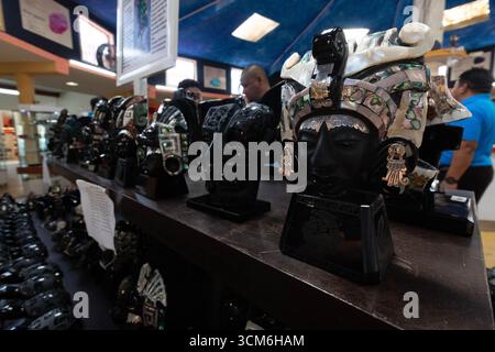 Wunderschöne maya-Jadekunst aus Obsidian in einem yucatan-Souvenirladen Stockfoto