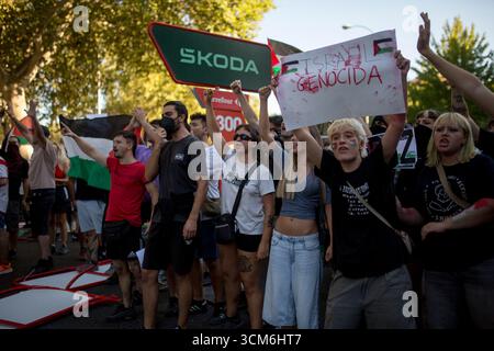 Madrid, Spanien. September 2025. Pro-palästinensische Demonstranten tragen Plakate während der pro-palästinensischen Demonstrationen, während die 21. Etappe der Radtour durch Spanien abgesagt wurde. Die 90. Ausgabe der Radtour durch Spanien war geprägt von Protesten zur Unterstützung des palästinensischen Volkes. (Foto: Luis Soto/SOPA Images/SIPA USA) Credit: SIPA USA/Alamy Live News Stockfoto