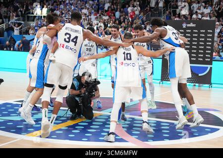 Riga, Lettland. September 2025. Das Team Griechenland feiert den Gewinn des Spiels der FIBA EuroBasket 2025 mit dem 3. Platz zwischen Griechenland und Finnland am 14. September 2025 in Riga, Lettland. Quelle: Edijs Palens/Xinhua/Alamy Live News Stockfoto