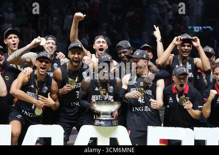 Riga, Lettland. September 2025. Das Team Deutschland feiert den Sieg des Finalspiels der FIBA EuroBasket 2025 zwischen Deutschland und T¨¹rkiye in Riga, Lettland, am 14. September 2025. Quelle: Edijs Palens/Xinhua/Alamy Live News Stockfoto