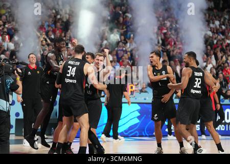 Riga, Lettland. September 2025. Das Team Deutschland feiert den Sieg des Finalspiels der FIBA EuroBasket 2025 zwischen Deutschland und T¨¹rkiye in Riga, Lettland, am 14. September 2025. Quelle: Edijs Palens/Xinhua/Alamy Live News Stockfoto