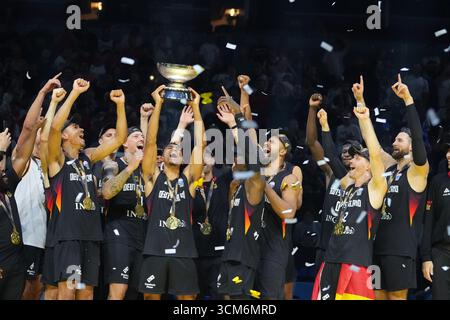 Riga, Lettland. September 2025. Das Team Deutschland feiert den Sieg des Finalspiels der FIBA EuroBasket 2025 zwischen Deutschland und T¨¹rkiye in Riga, Lettland, am 14. September 2025. Quelle: Edijs Palens/Xinhua/Alamy Live News Stockfoto
