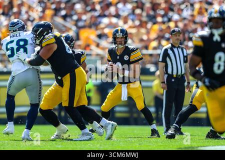 Pittsburgh, Pennsylvania, USA. September 2025. Pittsburgh Steelers Quarterback AARON RODGERS (8) blickt während des NFL-Fußballspiels zwischen den Pittsburgh Steelers und den Seattle Seahawks in Pittsburgh, Pennsylvania, aus der Tasche. (Kreditbild: © Brent Gudenschwager/ZUMA Press Wire) NUR REDAKTIONELLE VERWENDUNG! Nicht für kommerzielle ZWECKE! Quelle: ZUMA Press, Inc./Alamy Live News Stockfoto