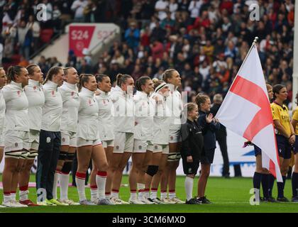 Bristol, Großbritannien. August 2025. Red Roses während der Hymnen beim England gegen Scotland Quarter Final Rugby World Cup Spiel im Ashton Gate Stadium. NUR REDAKTIONELLE VERWENDUNG. NICHT FÜR KOMMERZIELLE ZWECKE. Bristol, Großbritannien © ️ Credit: Elsie Kibue/Alamy Live News Stockfoto