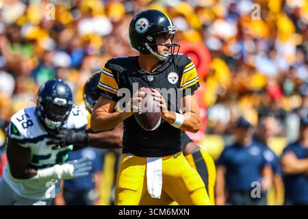 Pittsburgh, Pennsylvania, USA. September 2025. Pittsburgh Steelers Quarterback AARON RODGERS (8) in der Tasche während des NFL-Fußballspiels zwischen den Pittsburgh Steelers und den Seattle Seahawks in Pittsburgh, Pennsylvania. (Kreditbild: © Brent Gudenschwager/ZUMA Press Wire) NUR REDAKTIONELLE VERWENDUNG! Nicht für kommerzielle ZWECKE! Quelle: ZUMA Press, Inc./Alamy Live News Stockfoto