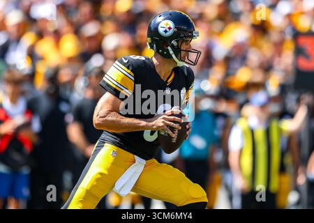 Pittsburgh, Pennsylvania, USA. September 2025. Pittsburgh Steelers Quarterback AARON RODGERS (8) fällt während des NFL-Fußballspiels zwischen den Pittsburgh Steelers und den Seattle Seahawks in Pittsburgh, Pennsylvania, zurück. (Kreditbild: © Brent Gudenschwager/ZUMA Press Wire) NUR REDAKTIONELLE VERWENDUNG! Nicht für kommerzielle ZWECKE! Quelle: ZUMA Press, Inc./Alamy Live News Stockfoto