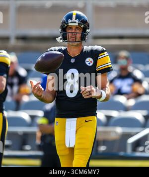 Pittsburgh, Pennsylvania, USA. September 2025. Pittsburgh Steelers Quarterback AARON RODGERS (8) vor dem NFL-Football-Spiel zwischen den Pittsburgh Steelers und den Seattle Seahawks in Pittsburgh, Pennsylvania. (Kreditbild: © Brent Gudenschwager/ZUMA Press Wire) NUR REDAKTIONELLE VERWENDUNG! Nicht für kommerzielle ZWECKE! Quelle: ZUMA Press, Inc./Alamy Live News Stockfoto