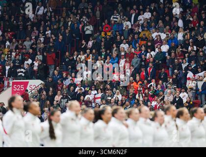 Bristol, Großbritannien. August 2025. Rugby-Fans während der Hymnen beim England gegen Scotland Quarter Final Rugby World Cup Spiel im Ashton Gate Stadium. NUR REDAKTIONELLE VERWENDUNG. NICHT FÜR KOMMERZIELLE ZWECKE. Bristol, Großbritannien © ️ Credit: Elsie Kibue/Alamy Live News Stockfoto