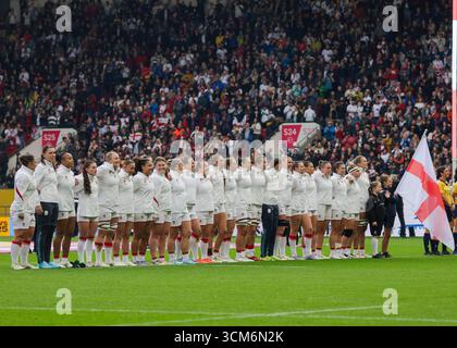 Bristol, Großbritannien. August 2025. Red Roses während der Hymnen beim England gegen Scotland Quarter Final Rugby World Cup Spiel im Ashton Gate Stadium. NUR REDAKTIONELLE VERWENDUNG. NICHT FÜR KOMMERZIELLE ZWECKE. Bristol, Großbritannien © ️ Credit: Elsie Kibue/Alamy Live News Stockfoto