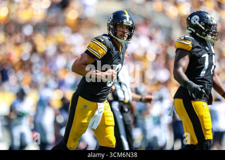 Pittsburgh, Pennsylvania, USA. September 2025. Pittsburgh Steelers Quarterback AARON RODGERS (8) joggt während des NFL-Fußballspiels zwischen den Pittsburgh Steelers und den Seattle Seahawks in Pittsburgh, Pennsylvania. (Kreditbild: © Brent Gudenschwager/ZUMA Press Wire) NUR REDAKTIONELLE VERWENDUNG! Nicht für kommerzielle ZWECKE! Quelle: ZUMA Press, Inc./Alamy Live News Stockfoto