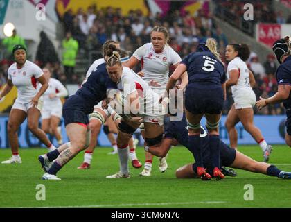 Bristol, Großbritannien. August 2025. Rosie Galligan (eng) mit dem Ball beim England gegen Schottland Quarter Final Rugby World Cup Spiel im Ashton Gate Stadium. NUR REDAKTIONELLE VERWENDUNG. NICHT FÜR KOMMERZIELLE ZWECKE. Bristol, Großbritannien © ️ Credit: Elsie Kibue/Alamy Live News Stockfoto