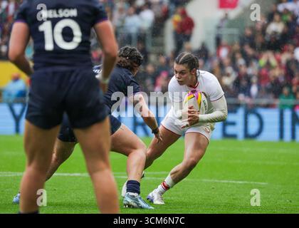 Bristol, Großbritannien. August 2025. Helena Rowland (eng) mit dem Ball beim England gegen Schottland Quarter Final Rugby World Cup im Ashton Gate Stadium. NUR REDAKTIONELLE VERWENDUNG. NICHT FÜR KOMMERZIELLE ZWECKE. Bristol, Großbritannien © ️ Credit: Elsie Kibue/Alamy Live News Stockfoto