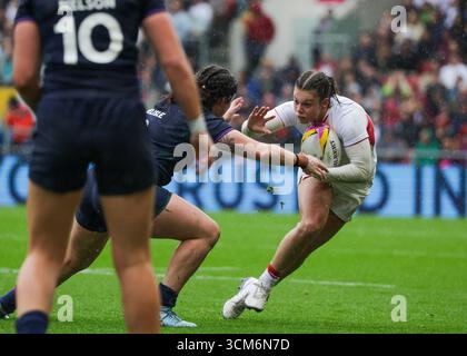 Bristol, Großbritannien. August 2025. Helena Rowland (eng) mit dem Ball beim England gegen Schottland Quarter Final Rugby World Cup im Ashton Gate Stadium. NUR REDAKTIONELLE VERWENDUNG. NICHT FÜR KOMMERZIELLE ZWECKE. Bristol, Großbritannien © ️ Credit: Elsie Kibue/Alamy Live News Stockfoto