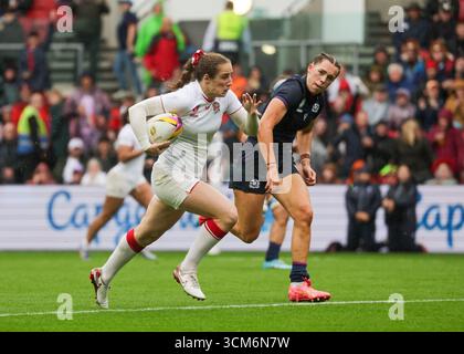 Bristol, Großbritannien. August 2025. Abby Dow (eng) mit dem Ball beim England gegen Schottland Quarter Final Rugby World Cup im Ashton Gate Stadium. NUR REDAKTIONELLE VERWENDUNG. NICHT FÜR KOMMERZIELLE ZWECKE. Bristol, Großbritannien © ️ Credit: Elsie Kibue/Alamy Live News Stockfoto