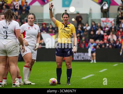 Bristol, Großbritannien. August 2025. Schiedsrichter Aurélie Groizeleau (FFR) beim England gegen Schottland Quarter Final Rugby World Cup Spiel im Ashton Gate Stadium. NUR REDAKTIONELLE VERWENDUNG. NICHT FÜR KOMMERZIELLE ZWECKE. Bristol, Großbritannien © ️ Credit: Elsie Kibue/Alamy Live News Stockfoto