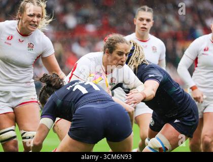 Bristol, Großbritannien. August 2025. Abby Dow (eng) mit dem Ball beim England gegen Schottland Quarter Final Rugby World Cup im Ashton Gate Stadium. NUR REDAKTIONELLE VERWENDUNG. NICHT FÜR KOMMERZIELLE ZWECKE. Bristol, Großbritannien © ️ Credit: Elsie Kibue/Alamy Live News Stockfoto