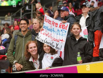 Bristol, Großbritannien. August 2025. Junge Fans mit einem Plakat der Unterstützung beim Spiel England gegen Schottland Quarter Final Rugby World Cup im Ashton Gate Stadium. NUR REDAKTIONELLE VERWENDUNG. NICHT FÜR KOMMERZIELLE ZWECKE. Bristol, Großbritannien © ️ Credit: Elsie Kibue/Alamy Live News Stockfoto