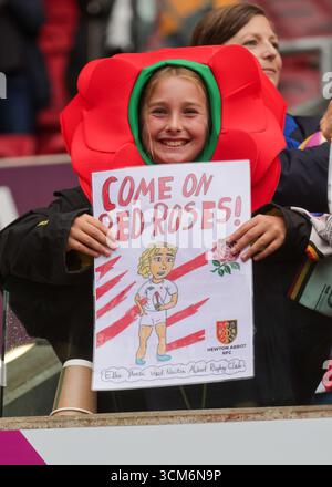 Bristol, Großbritannien. August 2025. Junger Fan mit einem Plakat der Unterstützung beim Spiel England gegen Schottland Quarter Final Rugby World Cup im Ashton Gate Stadium. NUR REDAKTIONELLE VERWENDUNG. NICHT FÜR KOMMERZIELLE ZWECKE. Bristol, Großbritannien © ️ Credit: Elsie Kibue/Alamy Live News Stockfoto