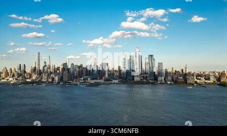 Skyline von Manhattan, New York, USA. Panoramablick auf die New Yorker Wolkenkratzer in Manhattan. USA NYC. Untere Skyline von New York City. New York City Stockfoto