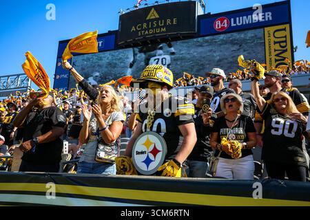Pittsburgh, Pennsylvania, USA. September 2025. Fans der Pittsburgh Steelers während des NFL-Fußballspiels zwischen den Pittsburgh Steelers und den Seattle Seahawks in Pittsburgh, Pennsylvania. (Kreditbild: © Brent Gudenschwager/ZUMA Press Wire) NUR REDAKTIONELLE VERWENDUNG! Nicht für kommerzielle ZWECKE! Quelle: ZUMA Press, Inc./Alamy Live News Stockfoto