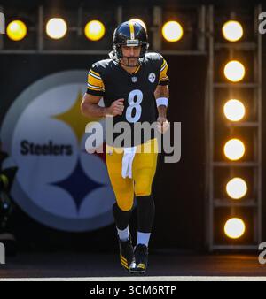 Pittsburgh, Pennsylvania, USA. September 2025. Pittsburgh Steelers Quarterback AARON RODGERS (8) wurde vor dem NFL-Fußballspiel zwischen den Pittsburgh Steelers und den Seattle Seahawks in Pittsburgh, Pennsylvania, eingeführt. (Kreditbild: © Brent Gudenschwager/ZUMA Press Wire) NUR REDAKTIONELLE VERWENDUNG! Nicht für kommerzielle ZWECKE! Quelle: ZUMA Press, Inc./Alamy Live News Stockfoto