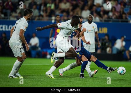 Barcelona, Spanien. September 2025. Ferran Torres (Front R) des FC Barcelona steht im Kampf gegen Mouctar Diakhaby (2. L) des Valencia CF während des Fußballspiels La Liga zwischen dem FC Barcelona und Valencia CF am 14. September 2025 in Barcelona, Spanien. Quelle: Joan Gosa/Xinhua/Alamy Live News Stockfoto