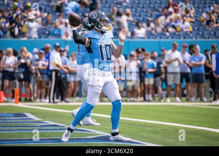 Nashville, USA. September 2025. Tennessee Titans Quarterback Brandon Allen (10) wärmt sich vor dem Spiel gegen die Los Angeles Rams am 14. September 2025 im Nissan Stadium in Nashville, Tennessee auf. (Foto: Kindell Buchanan/SIPA USA) Credit: SIPA USA/Alamy Live News Stockfoto