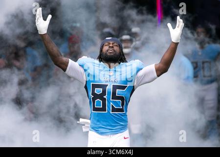 Nashville, USA. September 2025. Tennessee Titans Tight End Chig Okonkwo (85) läuft auf das Feld, bevor am 14. September 2025 im Nissan Stadium in Nashville, Tennessee, gegen die Los Angeles Rams gespielt wird. (Foto: Kindell Buchanan/SIPA USA) Credit: SIPA USA/Alamy Live News Stockfoto