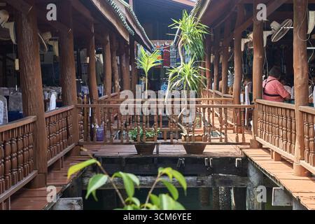 PHUKET, THAILAND - 12. NOVEMBER 2017: Traditioneller asiatischer Markt mit Holzarchitektur und Innenpflanzen in kultureller Umgebung. Stockfoto