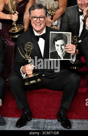 Los Angeles, USA. September 2025. Stephen Cobert im Pressesaal der 77. Primetime Emmy Awards, die am 14. September 2025 im Peacock Theater in Los Angeles stattfanden. © Starbuck/ Credit: AFF/Alamy Live News Stockfoto