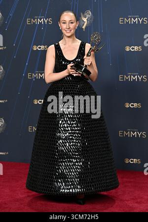 Los Angeles, USA. September 2025. Erin Doherty im Pressesaal der 77. Primetime Emmy Awards, die am 14. September 2025 im Peacock Theater in Los Angeles stattfanden. © Starbuck/ Credit: AFF/Alamy Live News Stockfoto