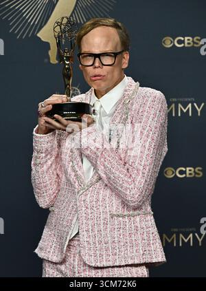 Los Angeles, USA. September 2025. Jeff Hiller im Pressesaal der 77. Primetime Emmy Awards, die am 14. September 2025 im Peacock Theater in Los Angeles stattfanden. © Starbuck/ Credit: AFF/Alamy Live News Stockfoto