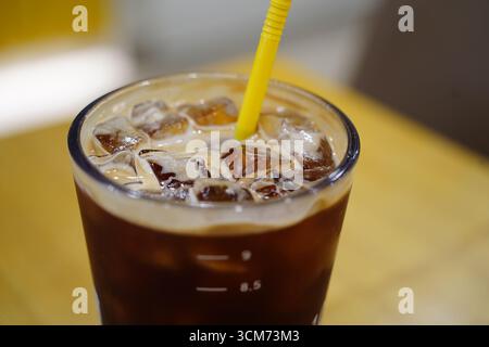 Nahaufnahme von Eiskaffee in Glasbecher Stockfoto