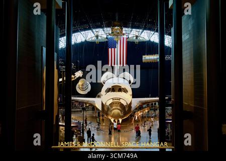 Chantilly, Virginia, USA – 13. September 2025: Besucher sehen das Space Shuttle „Discovery“ im Steven F. Udvar-Hazy Center. Stockfoto