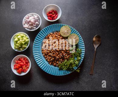 Gesundes Essen Sprossen serviert mit Gemüsesalat. Draufsicht, selektiver Fokus. Stockfoto