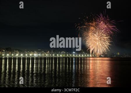 Feuerwerk über der Skyline von Rio de Janeiro von Urca aus gesehen am Silvesterabend - Brasilien Stockfoto