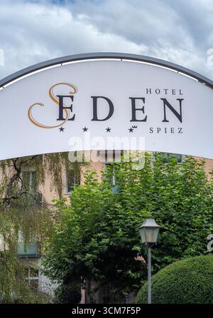 Spiez, Schweiz - 11. September 2025: Das Hotel Eden in Spiez ist ein renommiertes Hotel in malerischer Lage am Thunersee, umgeben von Stunni Stockfoto