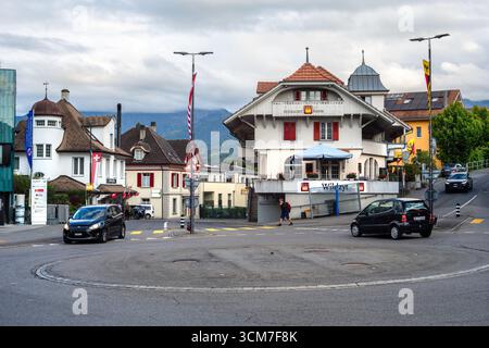 Spiez, Schweiz - 11. September 2025: Eine malerische europäische Stadt Spiez, Kreisverkehr mit traditionellen schweizer Gebäuden. Stockfoto