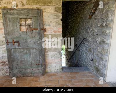 Eine jahrhundertealte Tür war Teil einer alten Wassermühle im Weiler Pisara in der Provinz Massa-Carrara – einer bergigen Region im Nor Stockfoto
